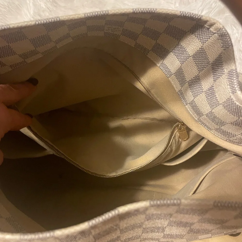 Louis Vuitton Artsy MM bag. Barely used!! - Picture 9 of 17